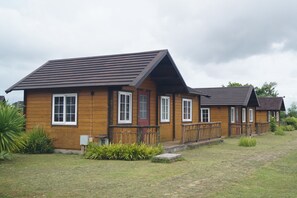 Deluxe Twin Room | Desk, iron/ironing board, free WiFi, bed sheets - Villa Del Rey Resort CamSur powered by Cocotel (Pili)