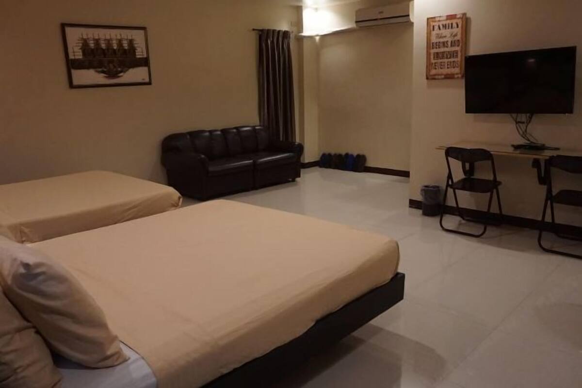 Desk, soundproofing, WiFi (free), bed sheets