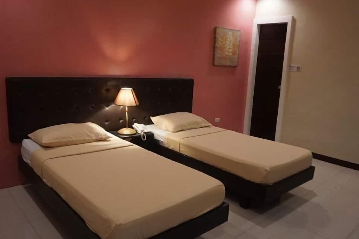 Desk, soundproofing, WiFi (free), bed sheets