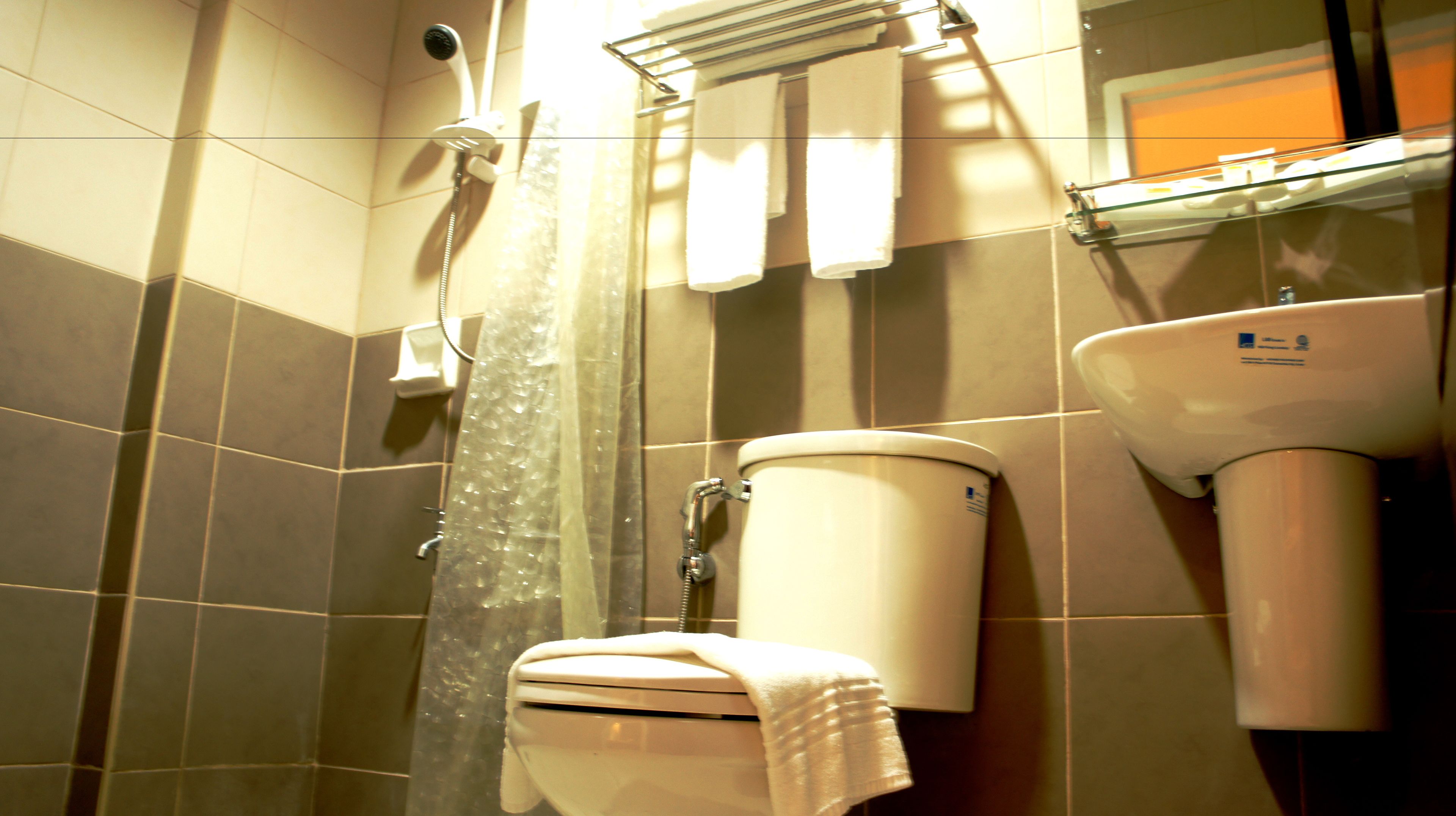 junior family room | bathroom | shower, free toiletries, slippers, towels