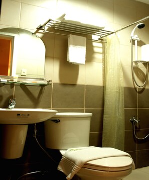 Bruser, gratis toiletartikler, hjemmesko, håndklæder