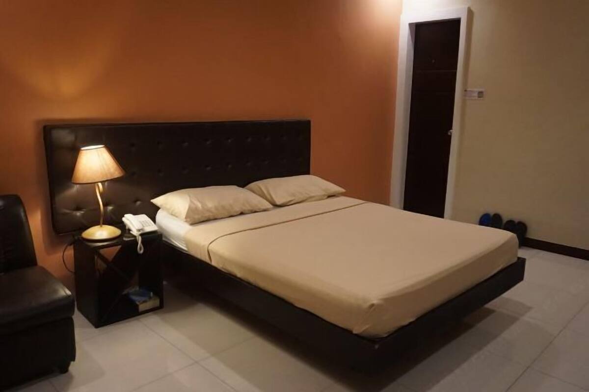 Desk, soundproofing, WiFi (free), bed sheets