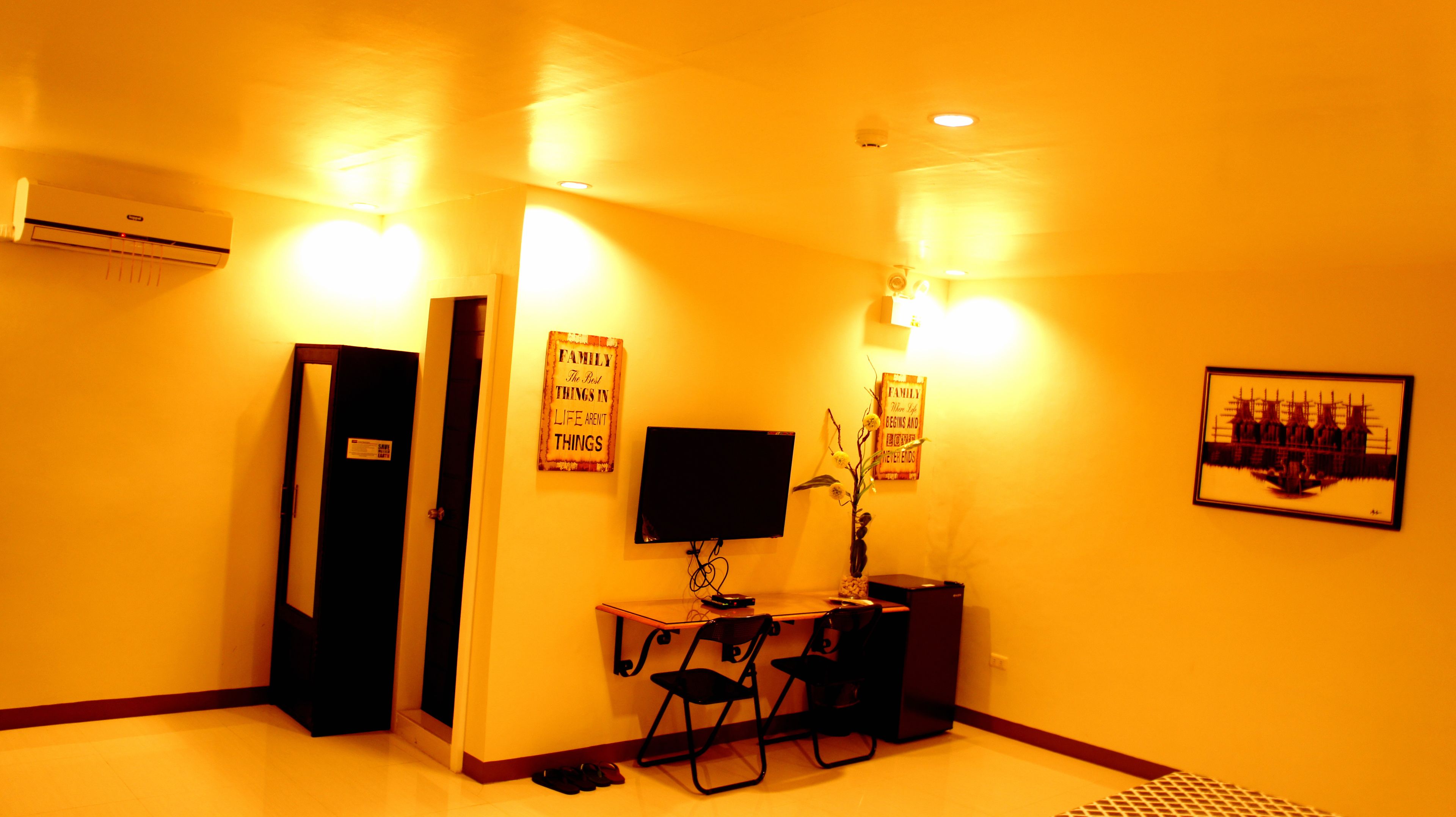 Family Room | Room amenity