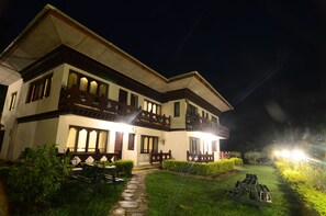 Front of property - evening/night - Himalayan Dragon'S Nest Hotel (Wangdue Phodrang)