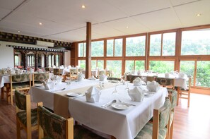 每日供應自助早餐 (每人 INR500)