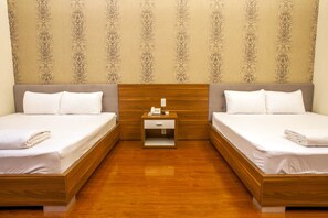 Deluxe-rum | Värdeförvaringsskåp på rummet, skrivbord och strykjärn/strykbräda