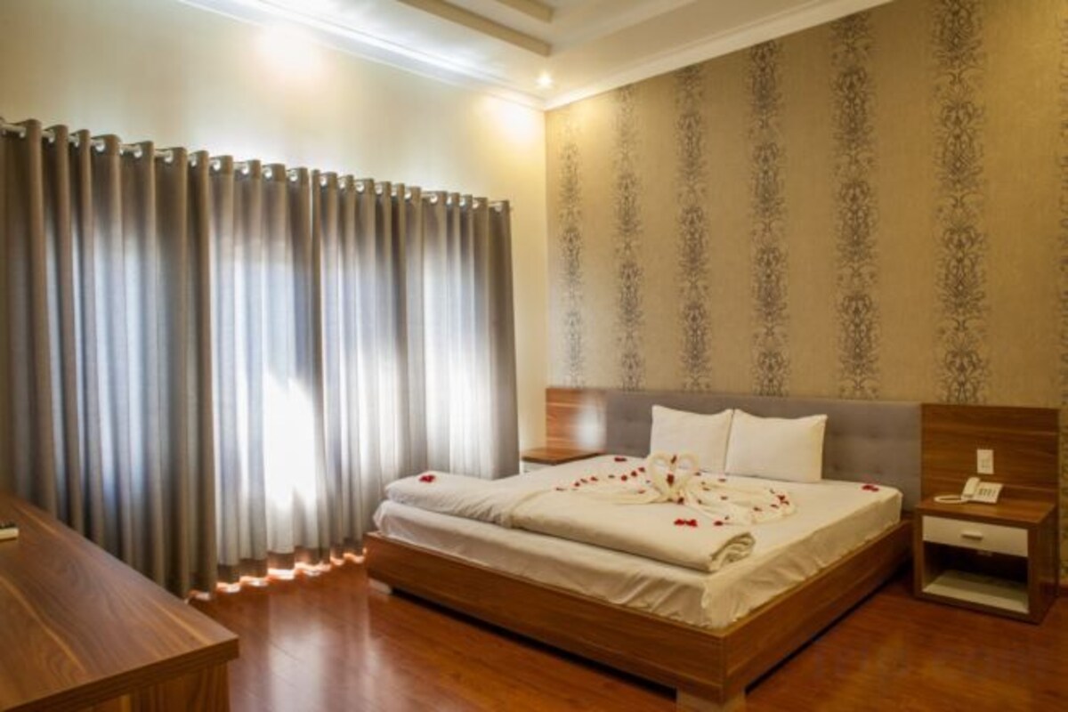 In-room safe, desk, iron/ironing board (on request), WiFi (free)