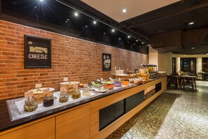 Se ofrece un desayuno bufé todos los días (por un coste adicional)