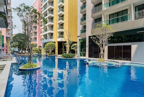 Deluxe Balcony Pool View. | Piscina al aire libre | 2 piscinas al aire libre, tumbonas
