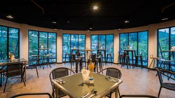 2 restaurants; breakfast, lunch, and dinner served