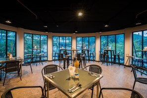 2 restaurantes, café da manhã, local e internacional