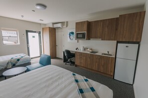 Frigorífico, microondas, horno y placa de cocina