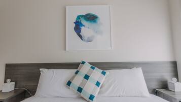 Estudio superior, 1 cama King size | Escritorio, cortinas blackout y tabla de planchar con plancha