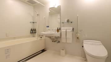 Quarto duplo, 2 camas de casal | Banheiro | Produtos de toalete grátis, secador de cabelo, chinelos, bidê