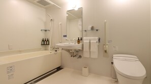 Chambre avec lits jumeaux, 2 lits doubles | Salle de bain | Articles de toilette gratuits, sèche-cheveux, chaussons, bidet