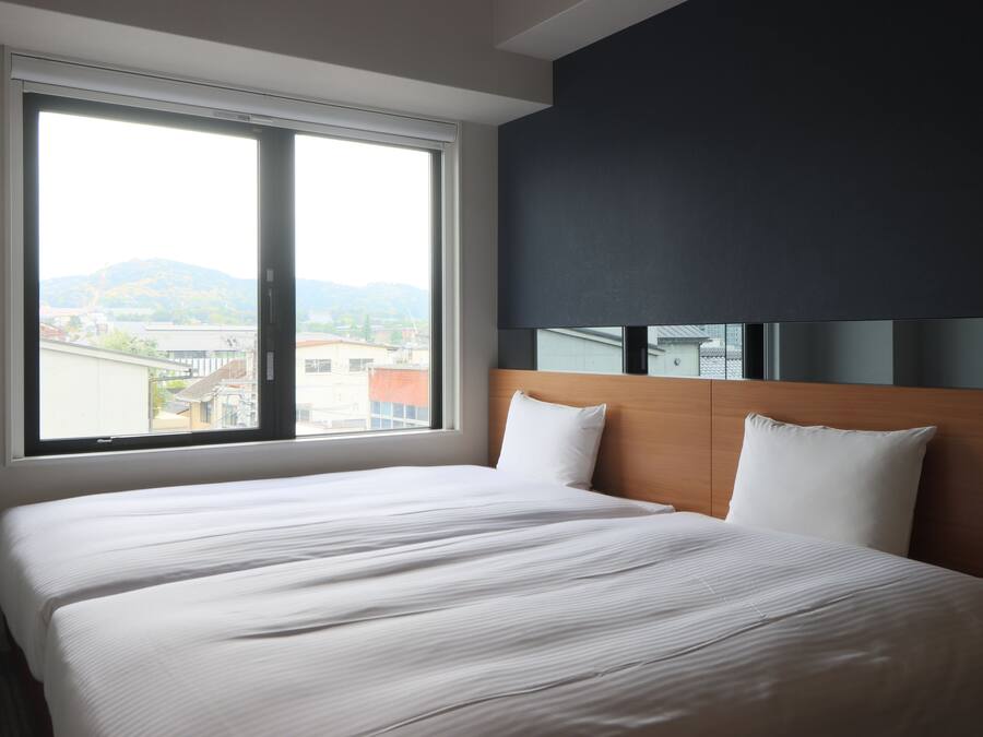 Cubrecamas, escritorio, cortinas blackout y wifi gratis