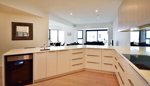 Luxury Apartment, 3 Bedrooms | Private kitchen | Full-size fridge, microwave, oven, stovetop - Freemans Bay Three Bedroom with a View (Auckland)