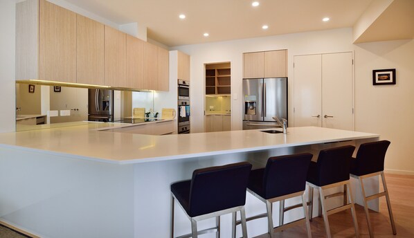 Luxury Apartment, 3 Bedrooms | Dapur peribadi | Peti sejuk/penyejuk beku saiz penuh, ketuhar gelombang mikro, ketuhar