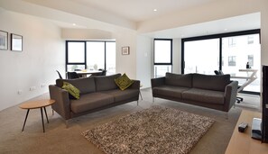 Luxury Apartment, 3 Bedrooms | Ruang tamu | TV skrin rata