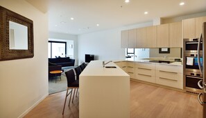 Luxury Apartment, 3 Bedrooms | Private kitchen | Full-size fridge, microwave, oven, stovetop - Freemans Bay Three Bedroom with a View (Auckland)