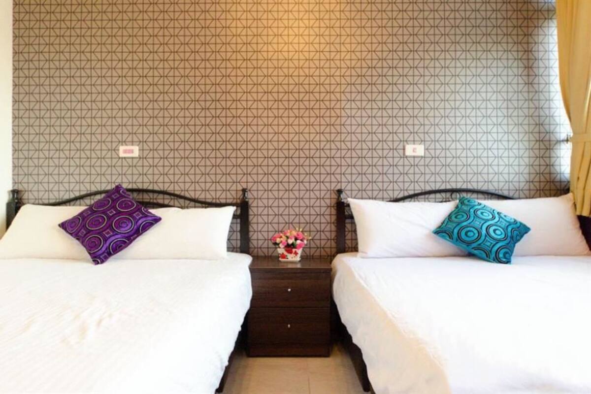 Comfort Quadruple Room | Meja, langsir/tirai gelap terus, katil lipat simpan/tambahan