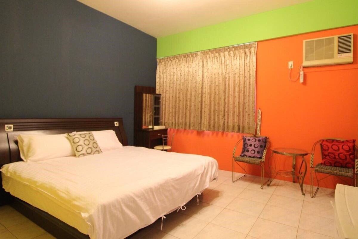 Standard Double Room | Meja, langsir/tirai gelap terus, katil lipat simpan/tambahan