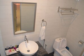 Dusche, kostenlose Toilettenartikel, Haartrockner, Hausschuhe