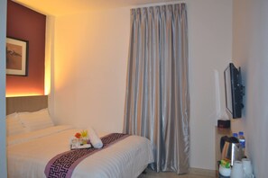 Deluxe-Zimmer, 1 Queen-Bett (With Window) | Schreibtisch, schallisolierte Zimmer, Bügeleisen/Bügelbrett