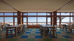 2 ห้องอาหาร, บริการอาหารเช้า อาหารกลางวัน อาหารเย็น, อาหารญี่ปุ่น