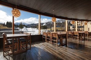 2 间餐厅，供应早餐、午餐和晚餐，日本菜