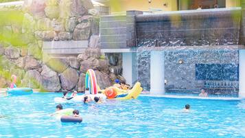 Piscine couverte, piscine extérieure (ouverte en saison)