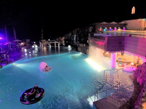 室内游泳池，季节性开放的��室外游泳池，池畔遮阳伞