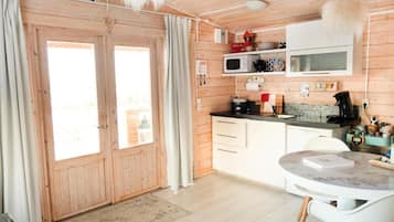 Stort kylskåp, mikrovågsugn, spishäll och espressobryggare