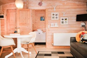 Cottage, 1 slaapkamer, uitzicht op tuin | Woonruimte | Een 30-inch smart-tv met kabelzenders, televisie en streamingdiensten