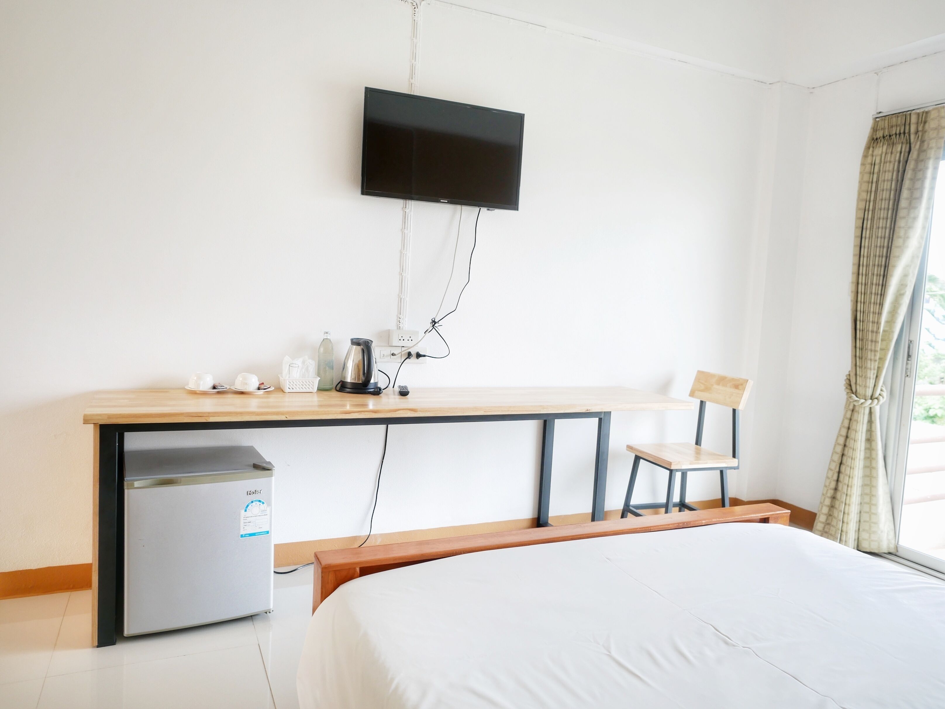 standard double room | desk, iron/ironing board, free wifi, bed sheets