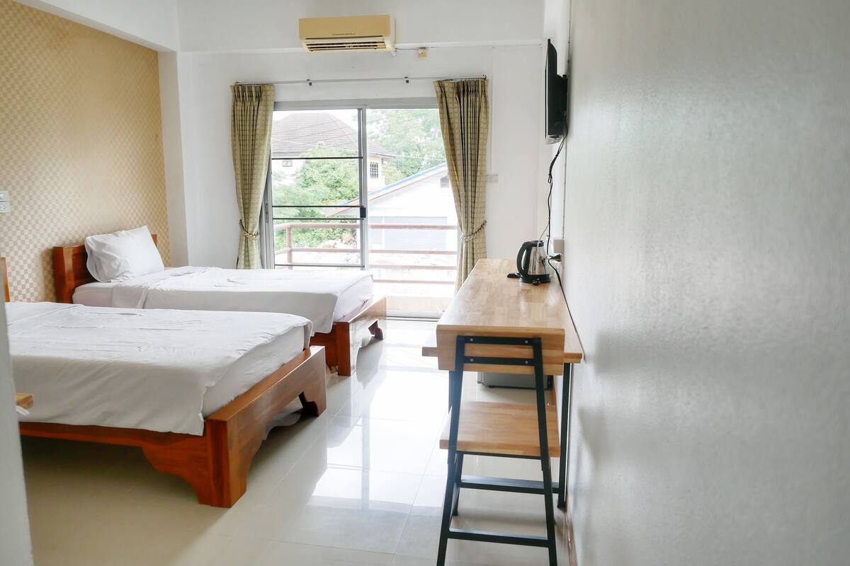 standard twin room | desk, iron/ironing board, free wifi, bed sheets