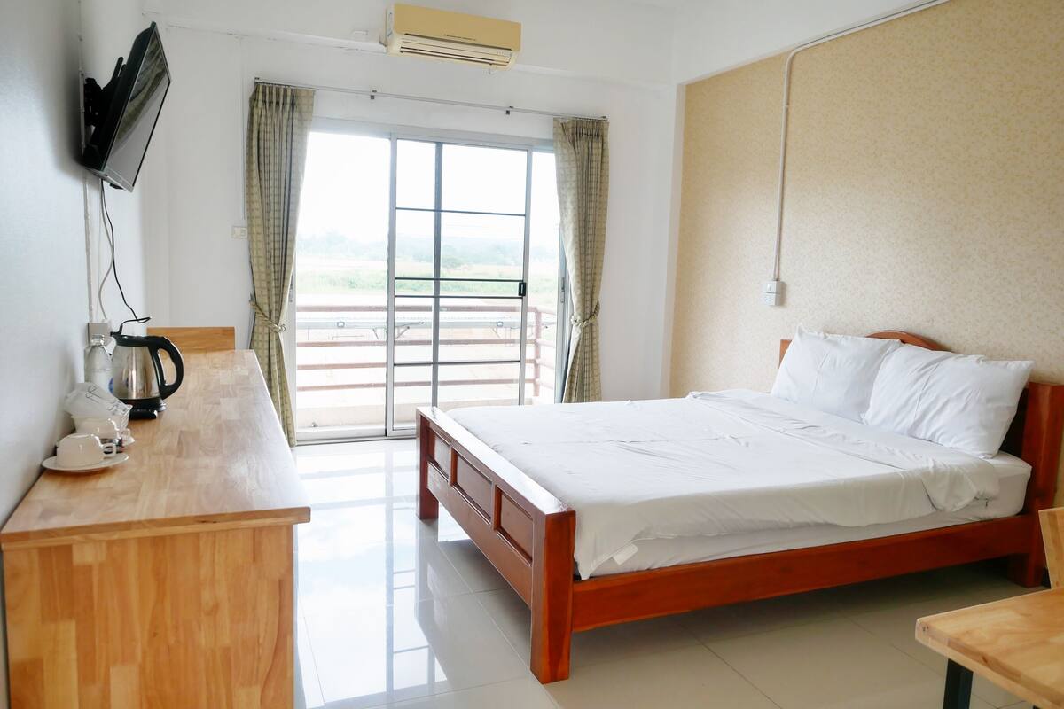 standard double room | desk, iron/ironing board, free wifi, bed sheets