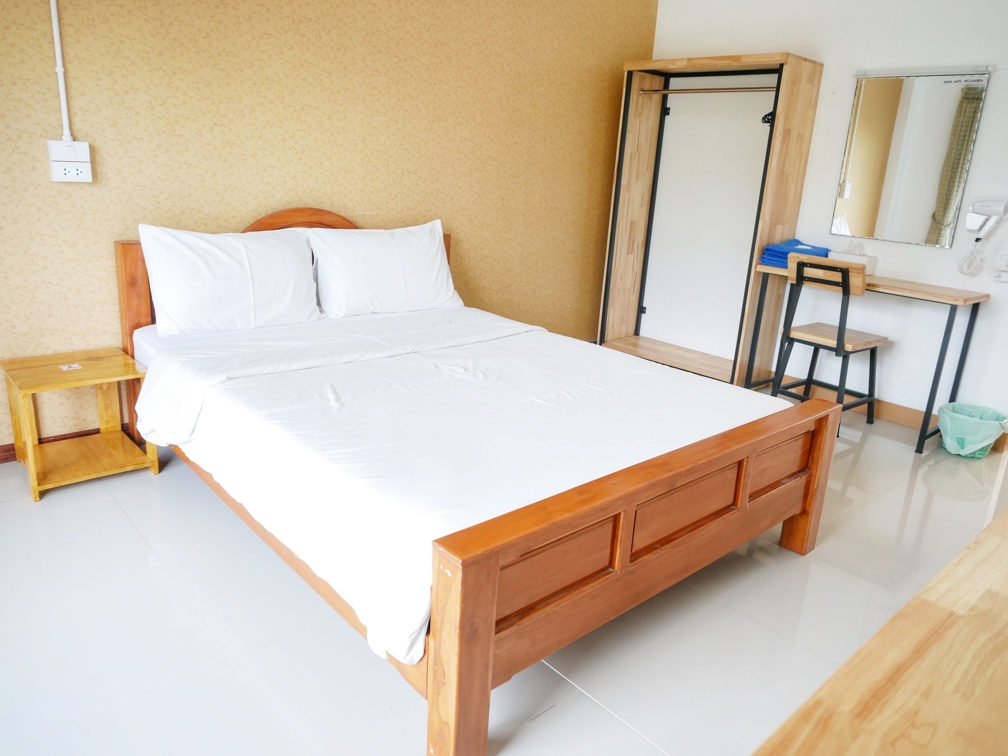 standard double room | desk, iron/ironing board, free wifi, bed sheets