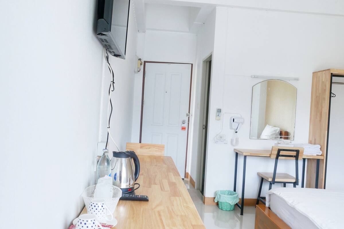 standard twin room | desk, iron/ironing board, free wifi, bed sheets