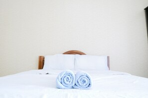 Habitación estándar doble | Escritorio, tabla de planchar con plancha, wifi gratis y ropa de cama