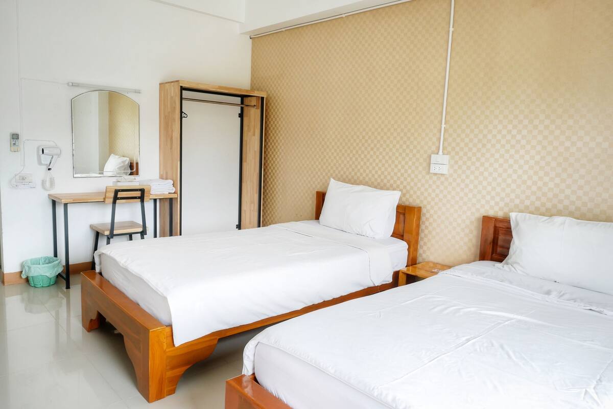 standard twin room | desk, iron/ironing board, free wifi, bed sheets