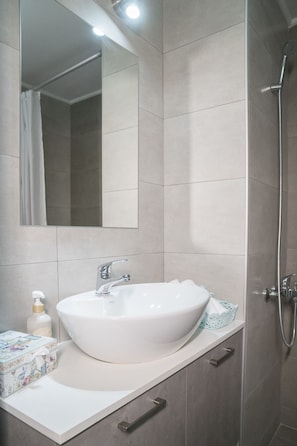 Apartment, 1 Bedroom (B3) | Bathroom sink