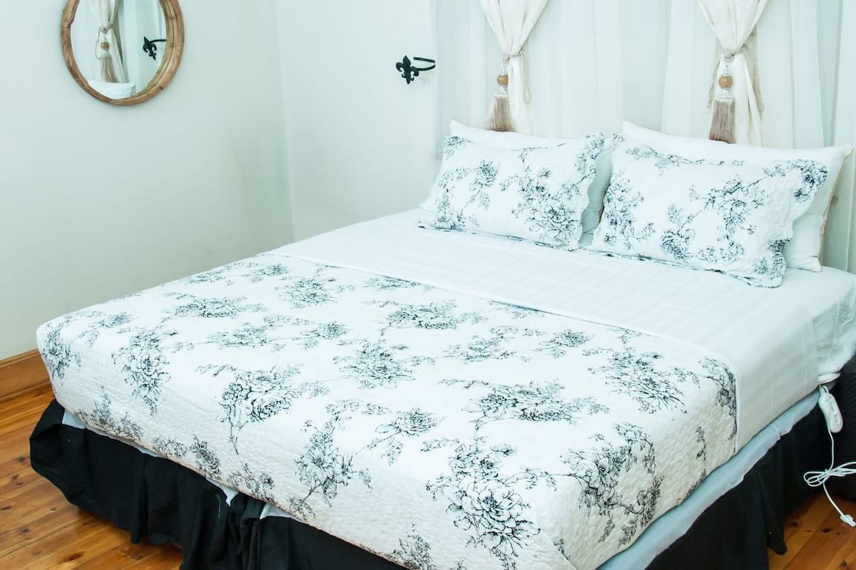 1 bedroom, premium bedding, in-room safe, desk