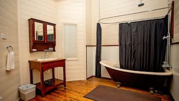 Harbour Master Quarters (3 Bedrooms) | Bathroom | Shower, free toiletries, hair dryer, towels