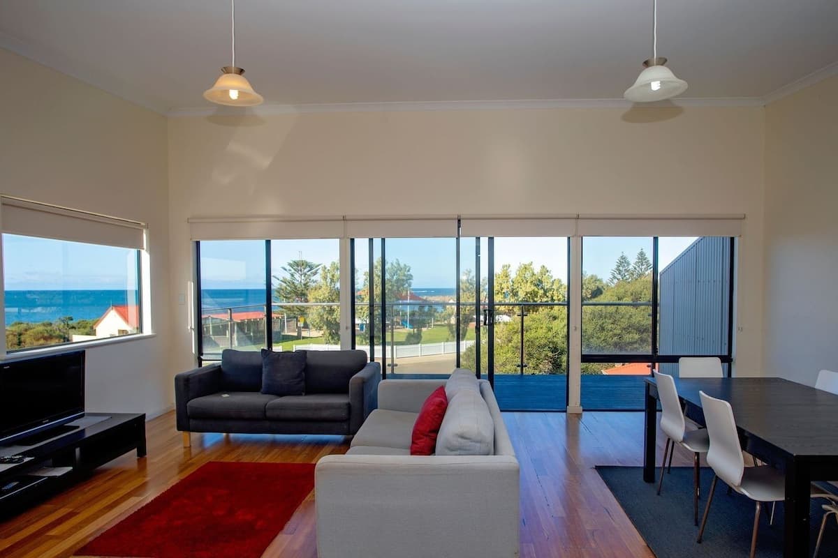 Townhouse (3 Bedrooms) | Living area