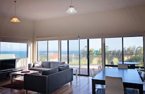 32-inch flat-screen TV with satellite channels, TV - Hopetoun Motel & Chalet Village (Hopetoun)