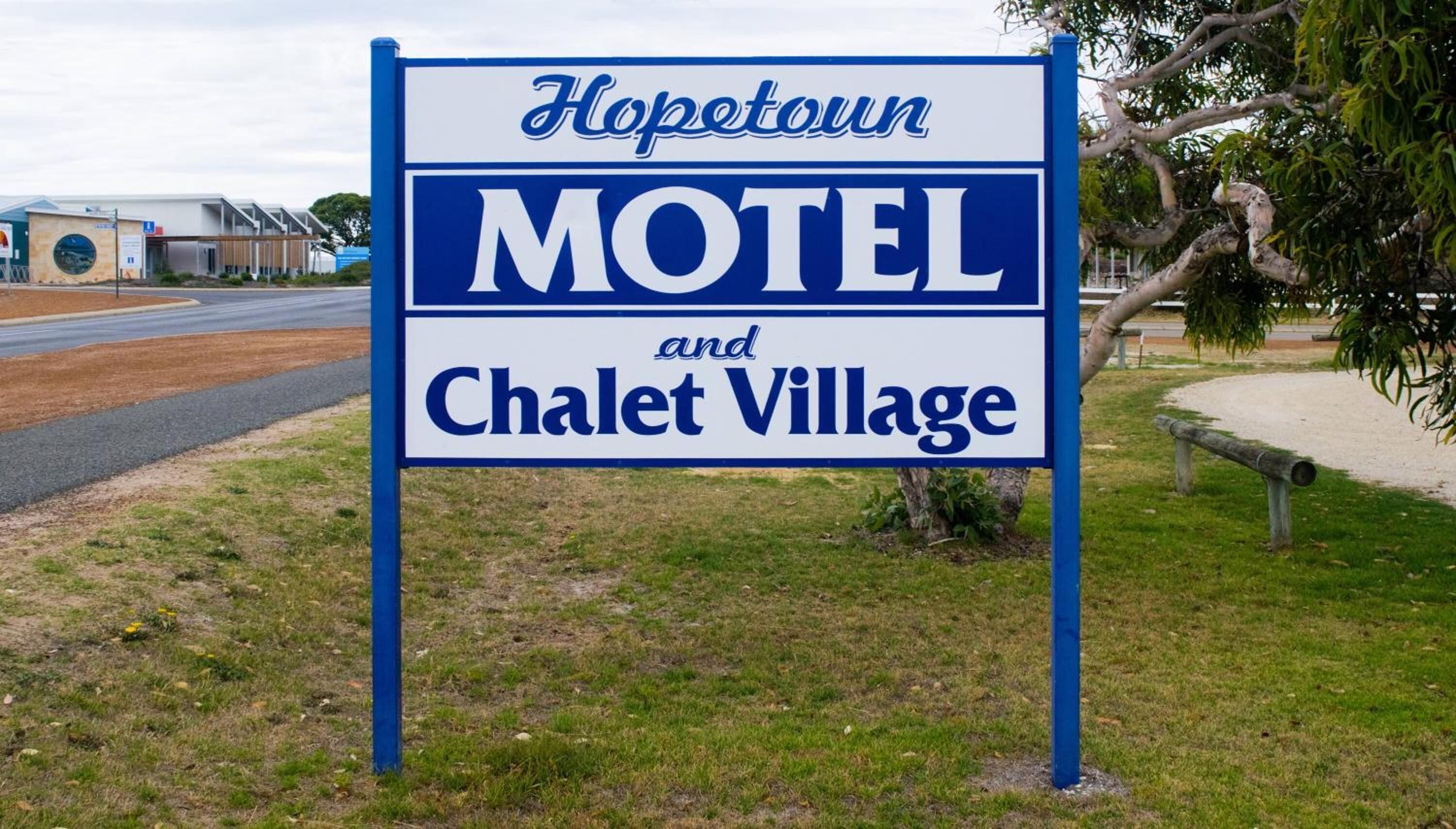 Un panneau indiquant le motel et le complexe de chalets « Hopetown ».