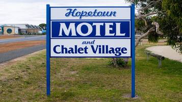 Un panneau indiquant le motel et le complexe de chalets « Hopetown ».