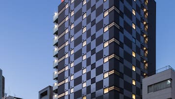 Vista frontal de la propiedad por la tarde o noche