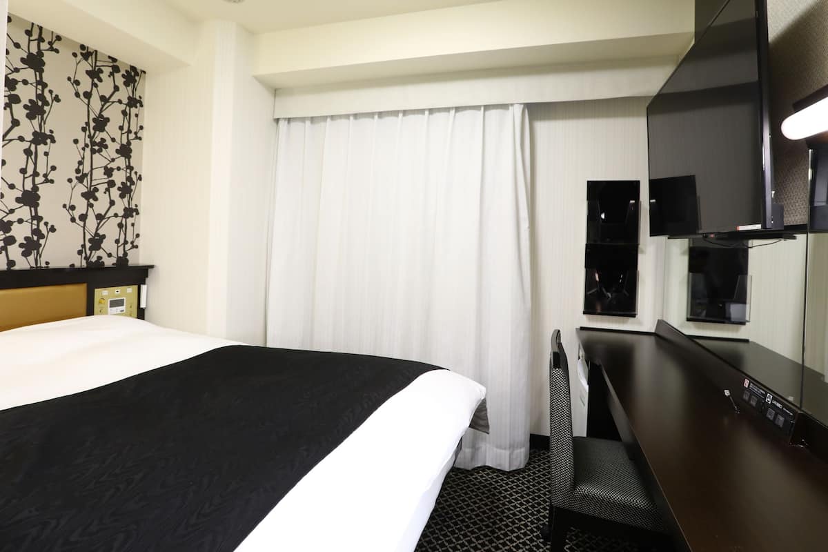 Luxe beddengoed, donzen dekbedden, een bureau, verduisterende gordijnen
